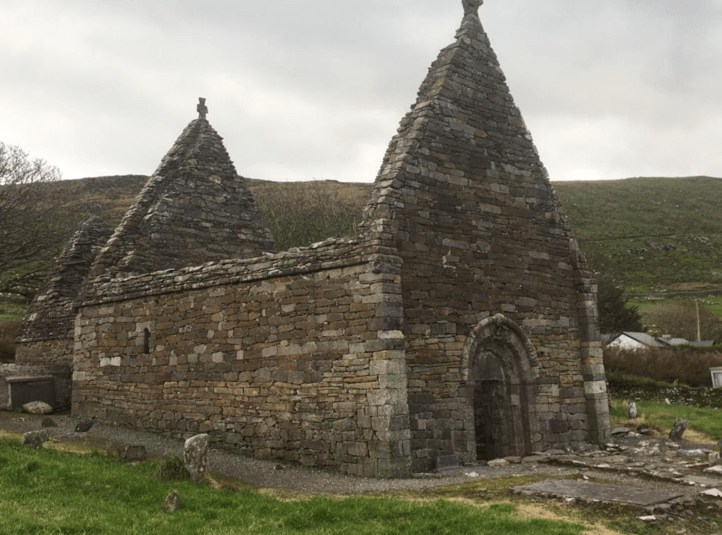The Kilmalkedar church site also includes an early Christian-period sundial, and from the medieval period a huge carved cross, an ogham/contract stone and an alphabet stone